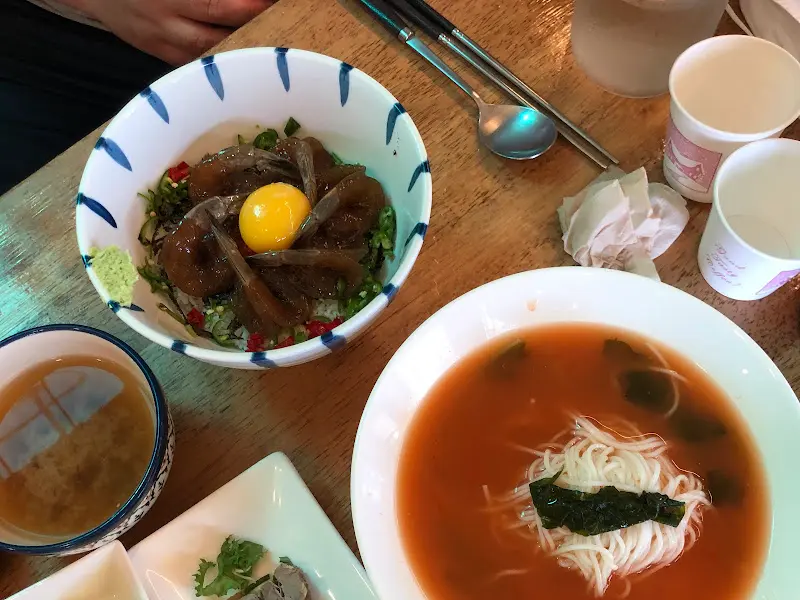 간장새우 비빔밥과 동치미 국수