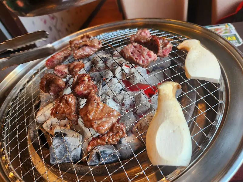 숯불 위에서 구워지는 고기