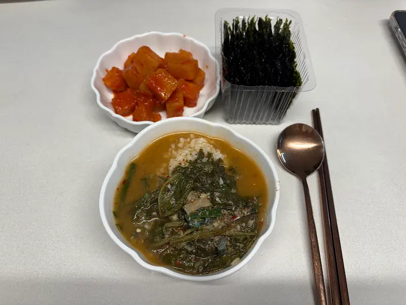 다슬기 해장국과 반찬