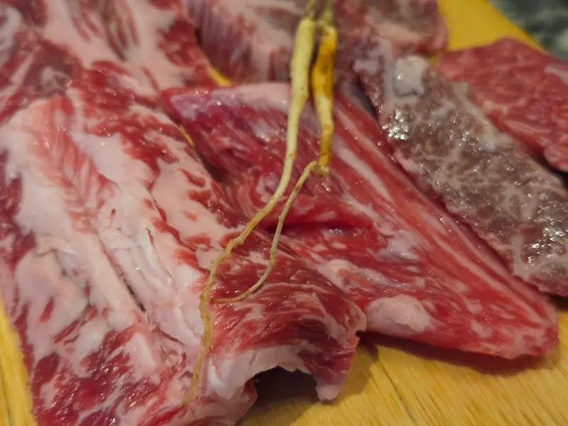 나무 도마 위에 놓인 한우 갈비살