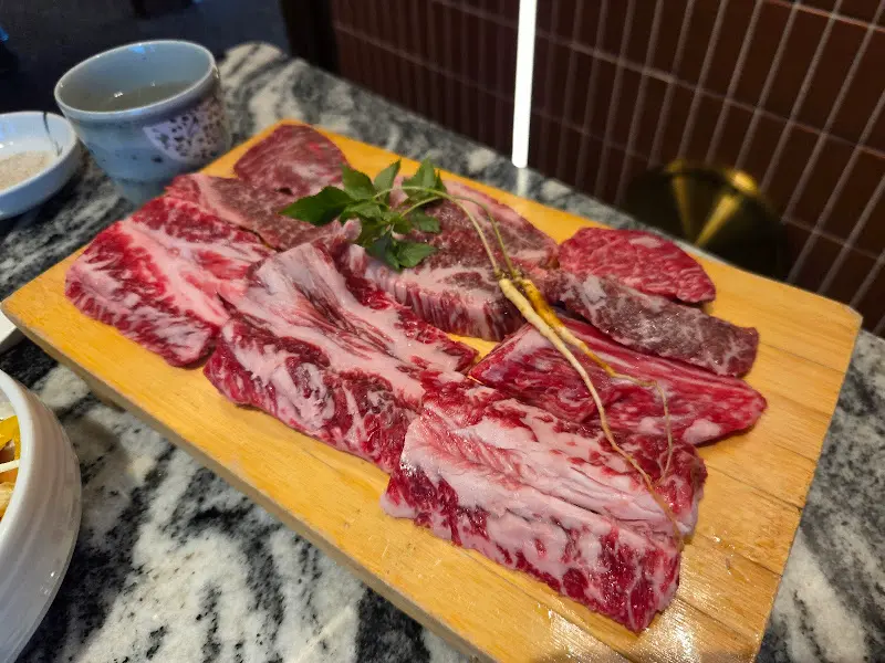 나무 도마 위에 놓인 한우 갈비살