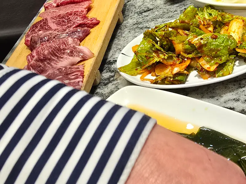 밑반찬과 한우 갈비살