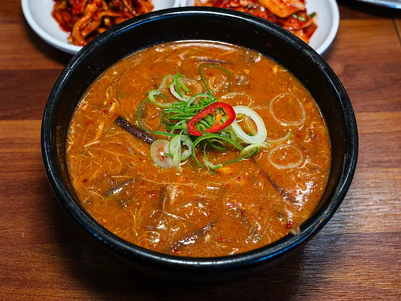 창밖 풍경이 보이는 내부