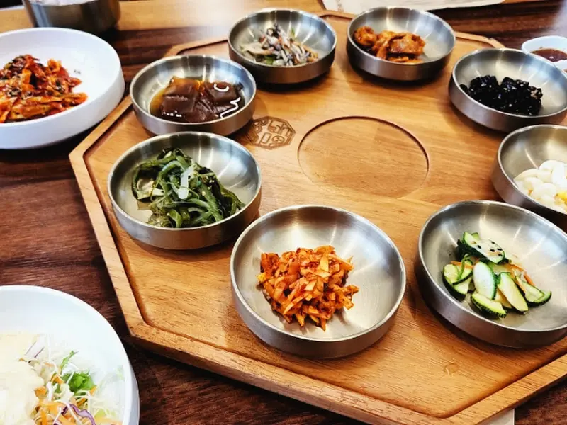 정갈하게 담겨 나온 다양한 종류의 반찬들