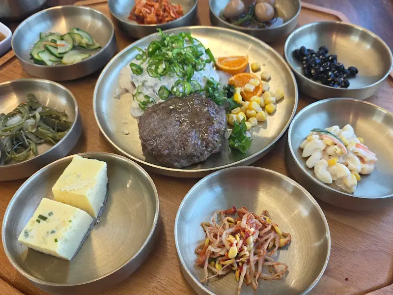 다양한 반찬들이 뷔페식으로 준비된 셀프바