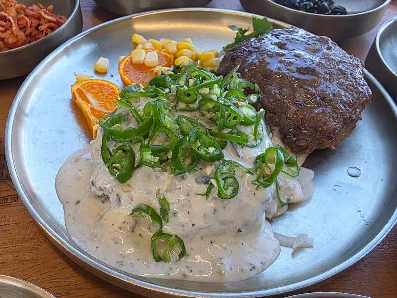 크림 소스와 청양고추의 조화가 인상적인 크림청양 떡갈비