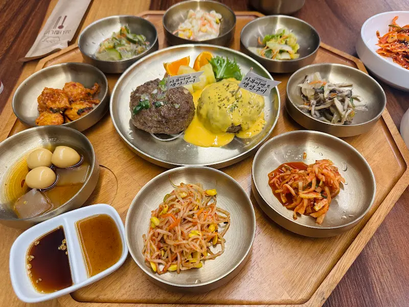 다양한 종류의 반찬이 한 상 가득 차려진 모습