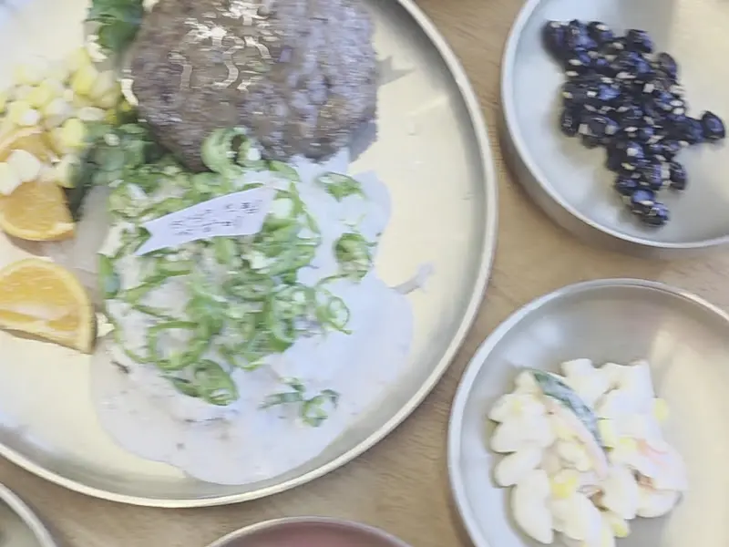 떡갈비와 곁들여 먹기 좋은 다양한 반찬들