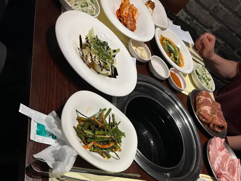 숯불갈비와 다양한 밑반찬이 차려진 테이블