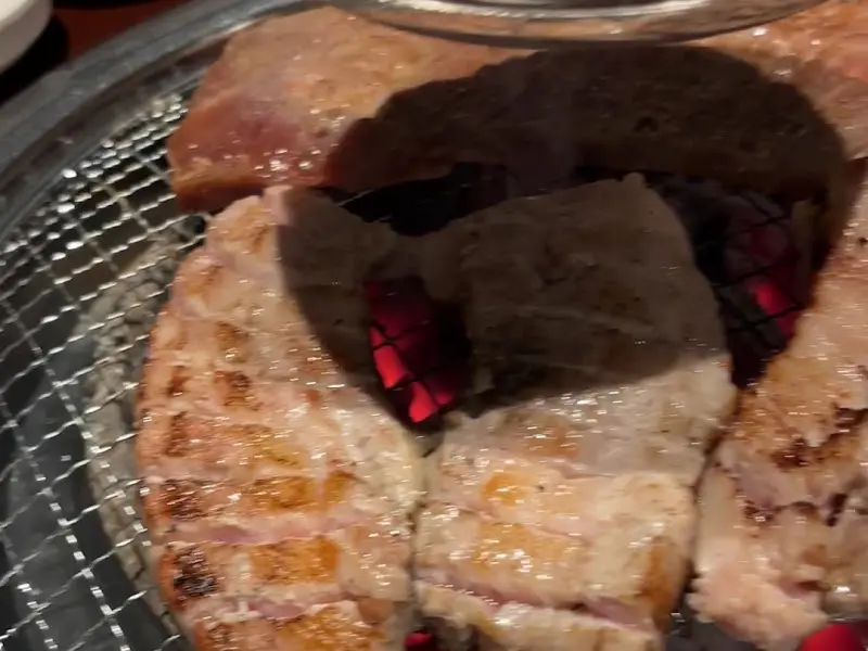 숯불 위에서 맛있게 익어가는 돼지갈비