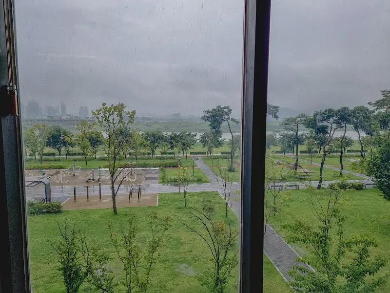 창밖으로 보이는 금강 뷰