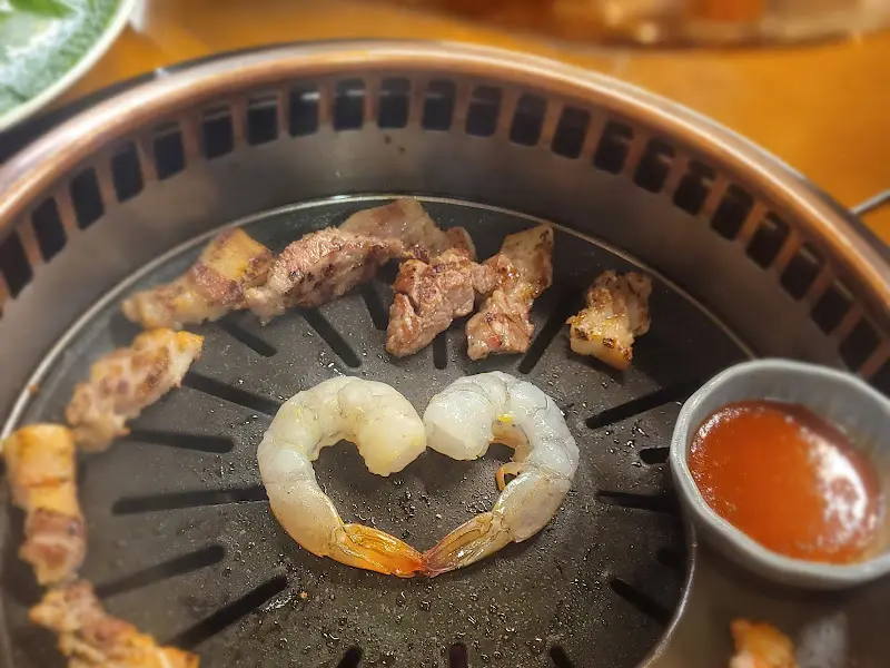 석쇠 위에서 하트 모양을 그리고 있는 새우