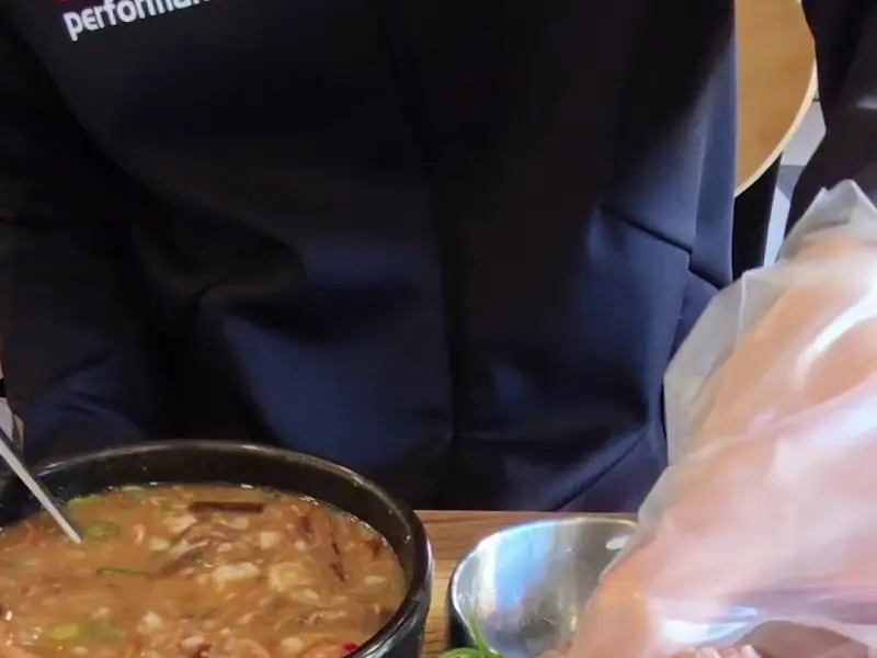 식사를 기다리는 손님