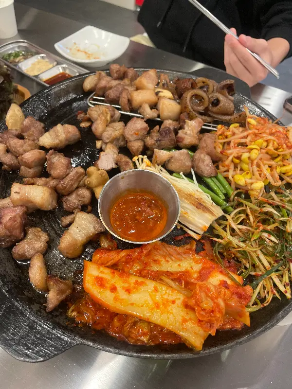 불판 위에서 만들어지는 김치볶음밥