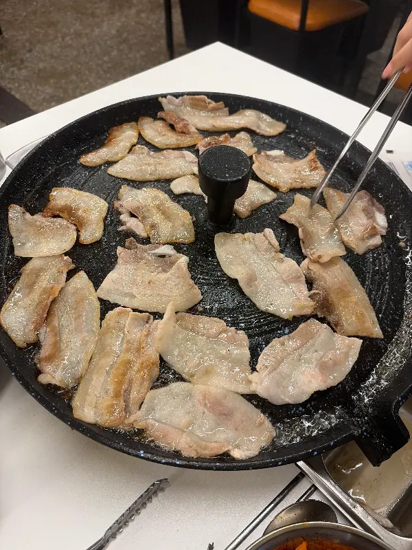 냉삼을 솥뚜껑에 구워 먹는 모습