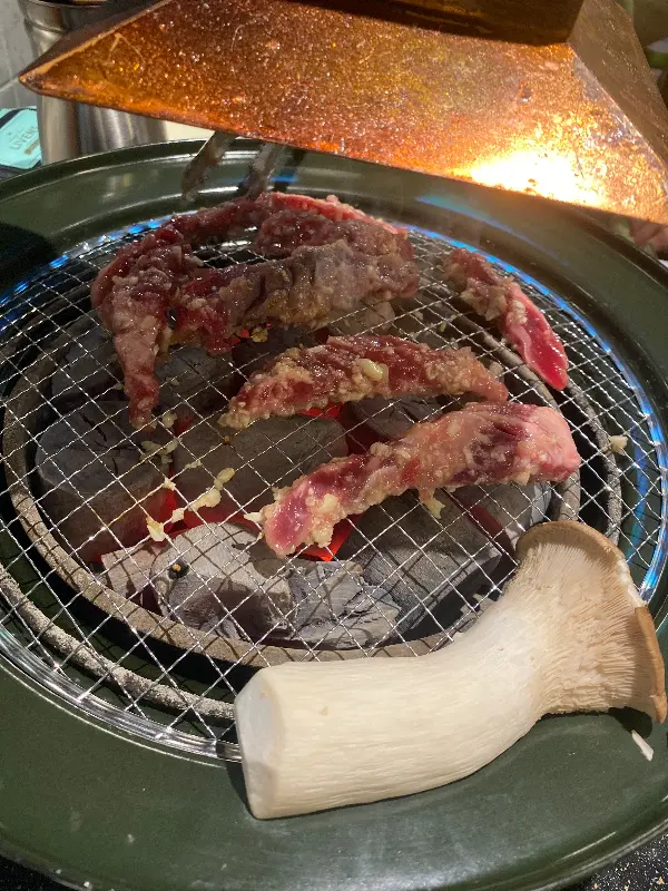 숯불 위에서 익어가는 소마늘갈비살