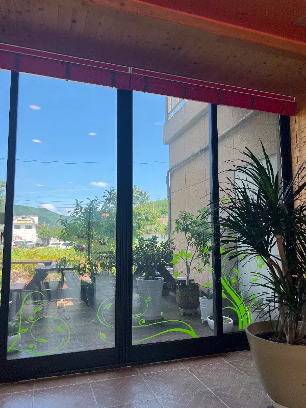 통창으로 보이는 풍경