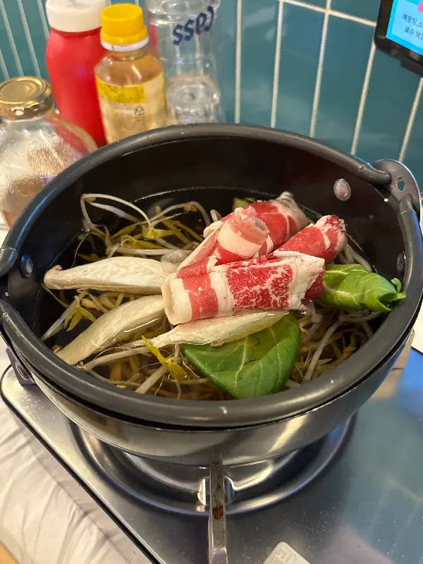 곁들임 반찬도 훌륭한 회 맛집