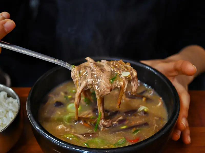 고기가 가득한 고사리해장국