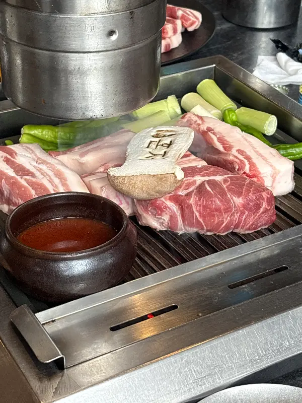 혼저 흑돼지의 숯불 구이