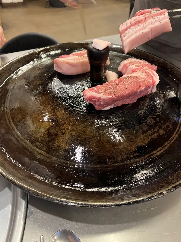 전문가의 손길로 구워지는 삼겹살