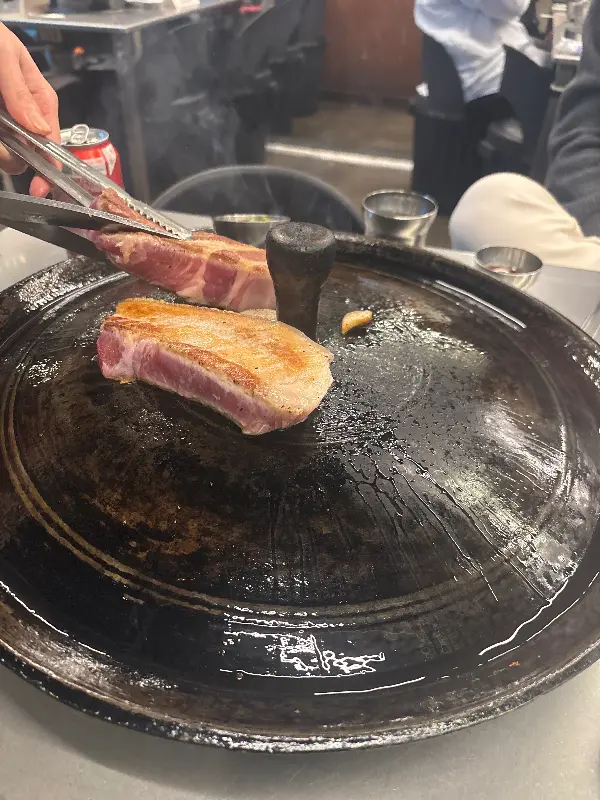 전문가의 손길로 구워지는 목살