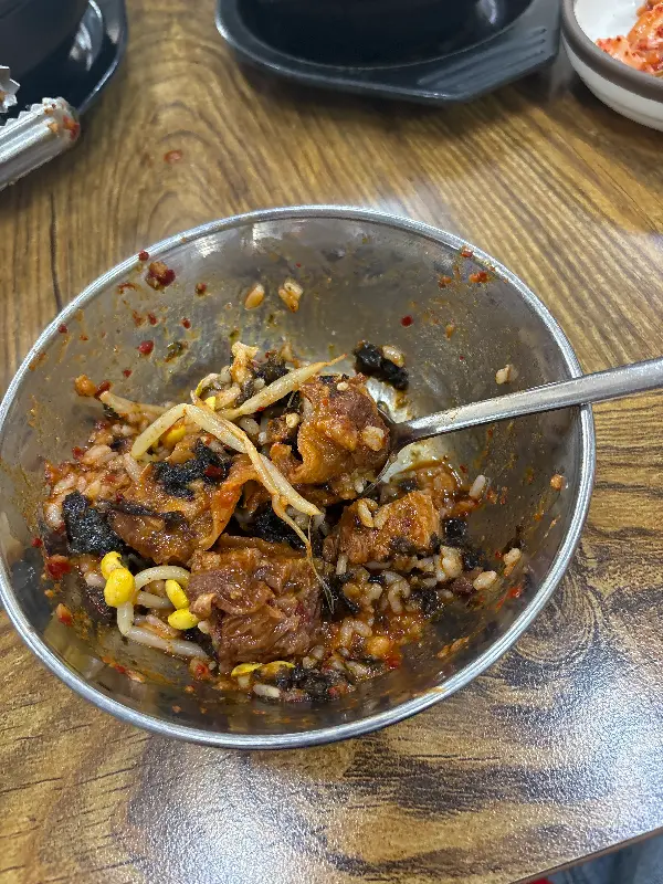 소갈비찜 양념에 밥을 비빈 모습