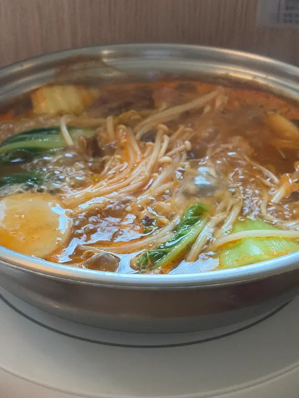 보글보글 끓는 얼큰 샤브샤브