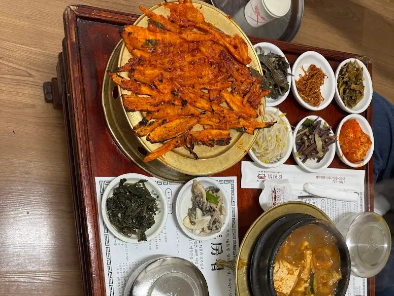 한 상 가득 차려진 나물 반찬과 된장찌개