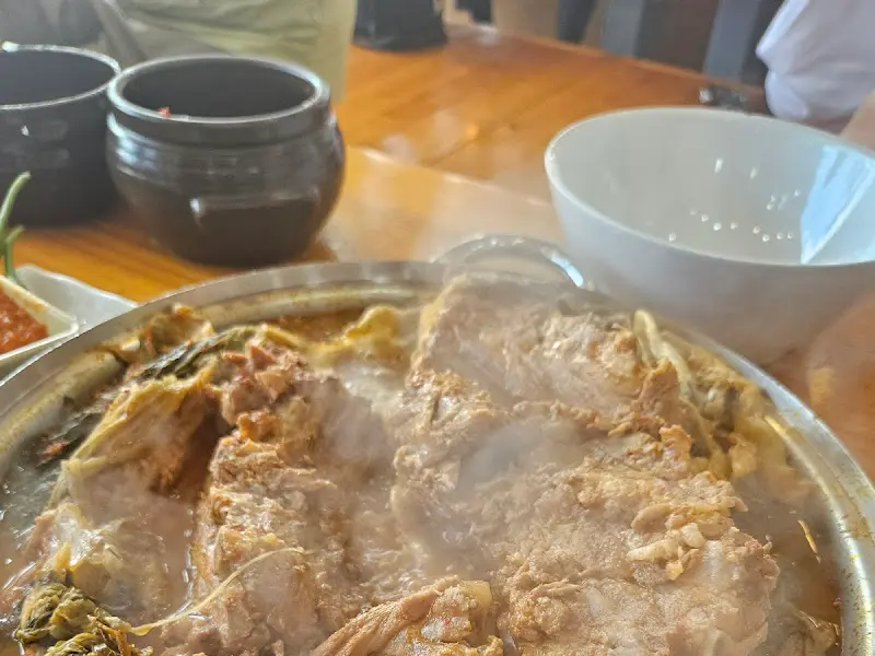 푸짐한 감자탕 한 상 차림