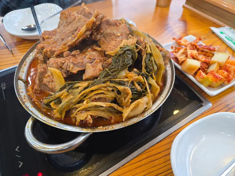 살코기가 듬뿍 붙은 뼈다귀