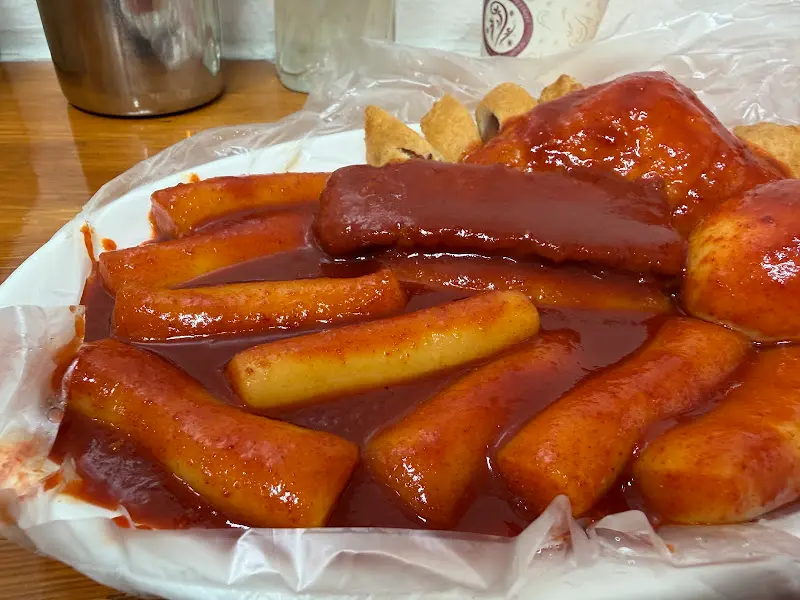 한 상 가득 차려진 떡볶이 세트