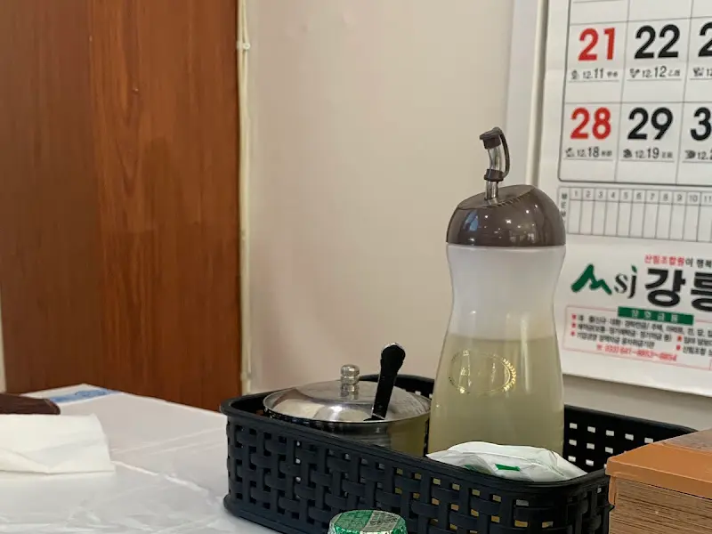 테이블 위에 놓인 식초와 겨자