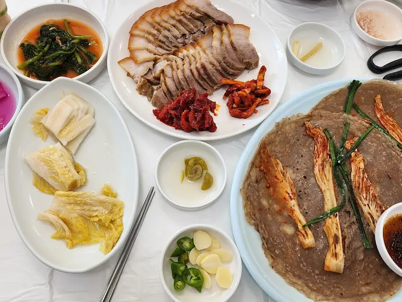 수육과 메밀전, 밑반찬