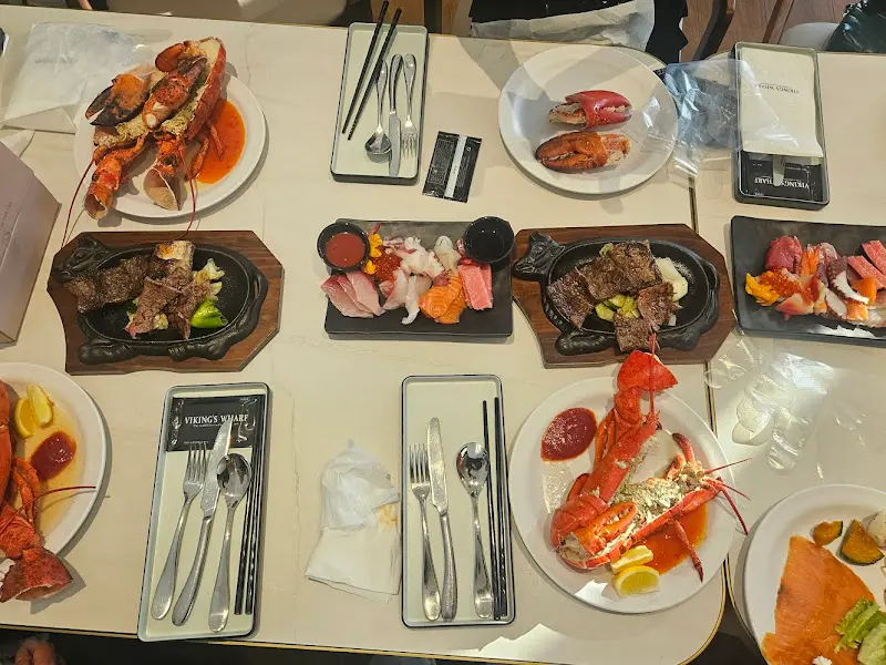 테이블 가득 차려진 음식