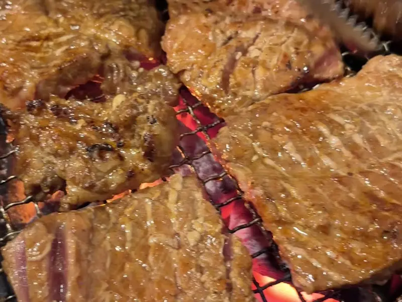 숯불 위에 구워지는 황칠 왕갈비