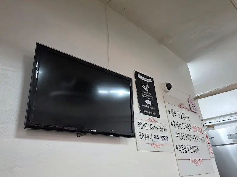 벽에 걸린 안내문