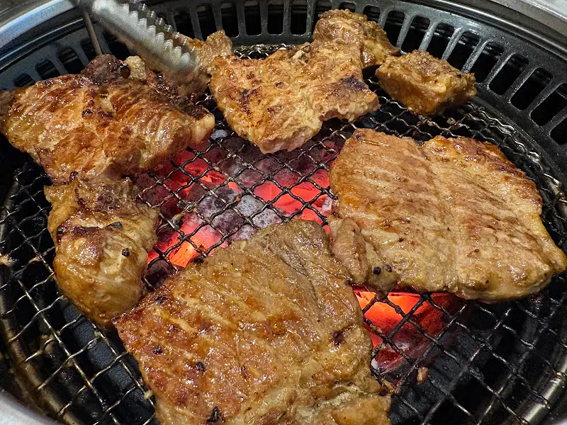 숯불 위에 익어가는 갈비