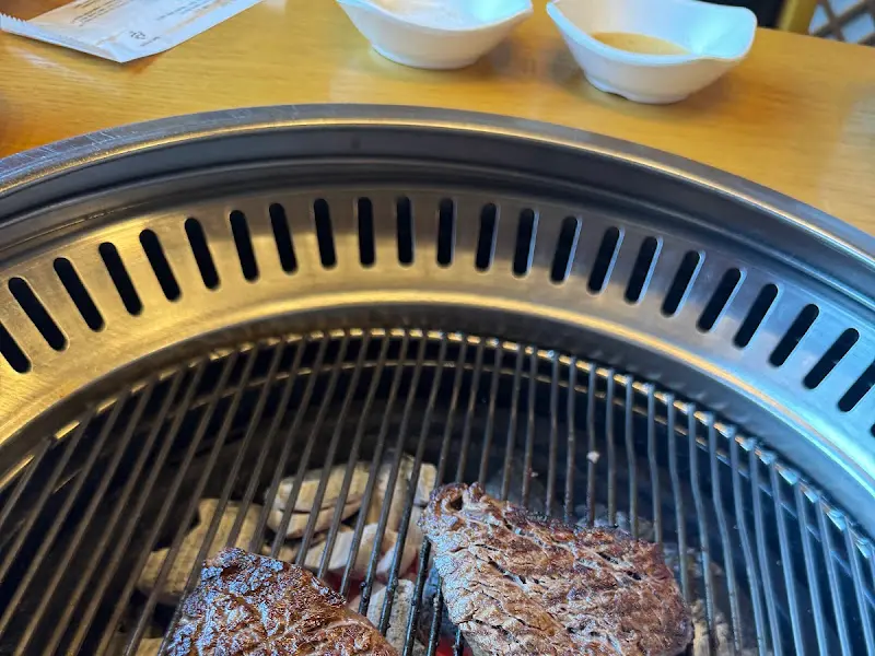 숯불 위에 올려진 고기