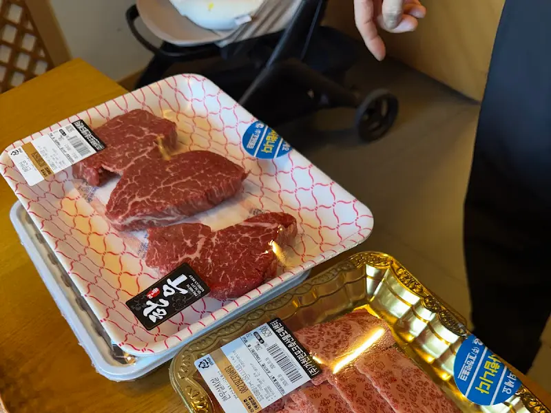 정육 코너에서 판매하는 고기