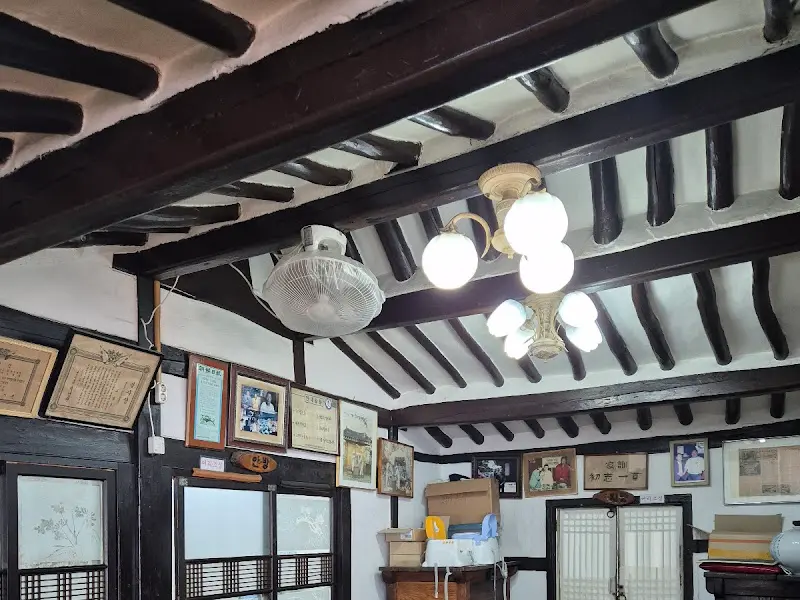 방 안 천장 모습