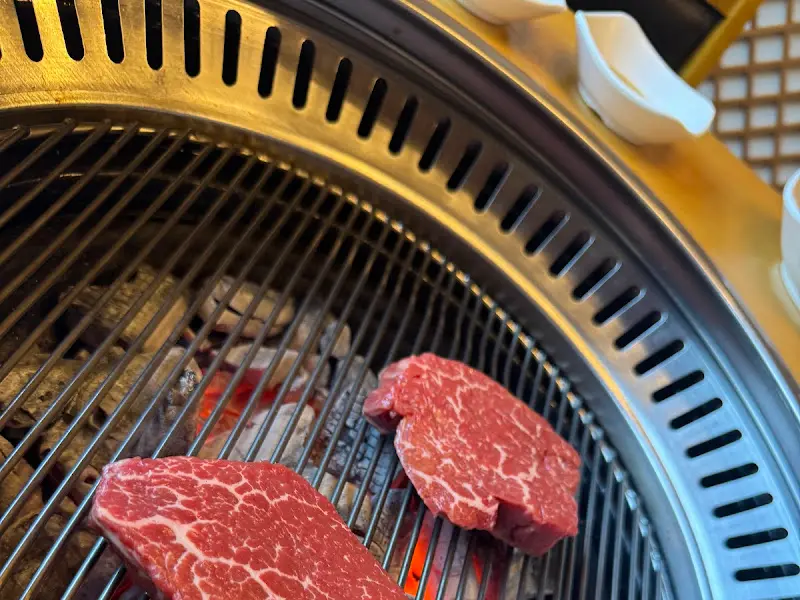 불판 위에 올려진 고기