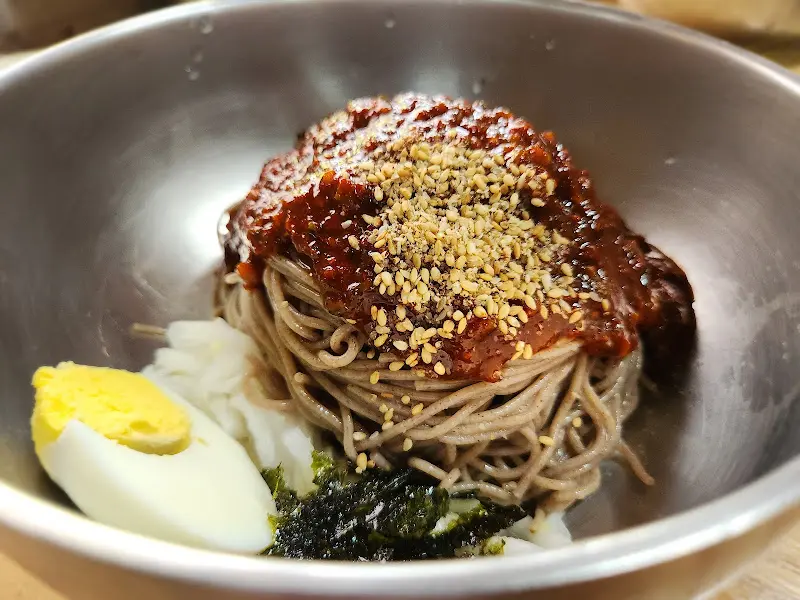 양념이 올려진 막국수