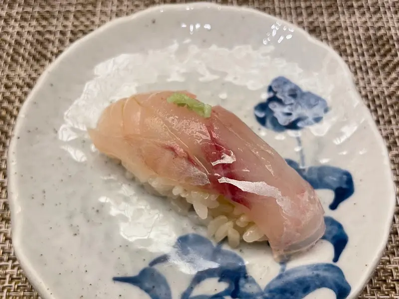 싱싱한 흰살 생선 스시