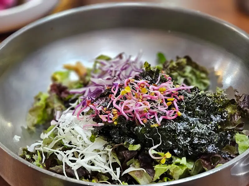 신선한 채소와 육회가 조화로운 육회비빔밥