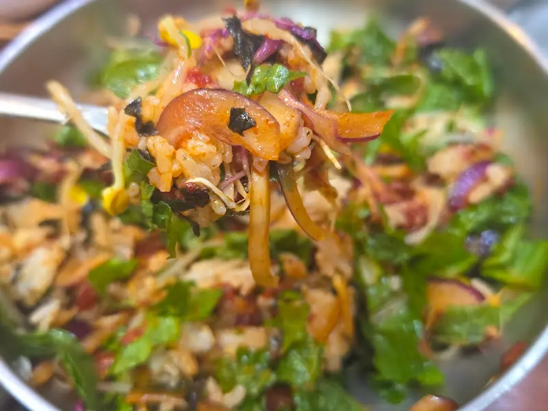 젓가락 가득 집어 올린 육회비빔밥