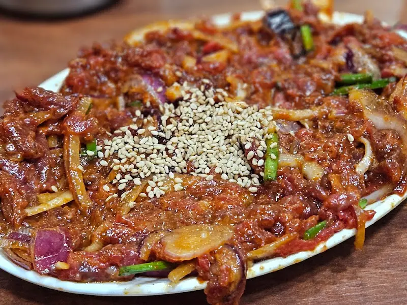 신선한 육회가 듬뿍 올려진 육회