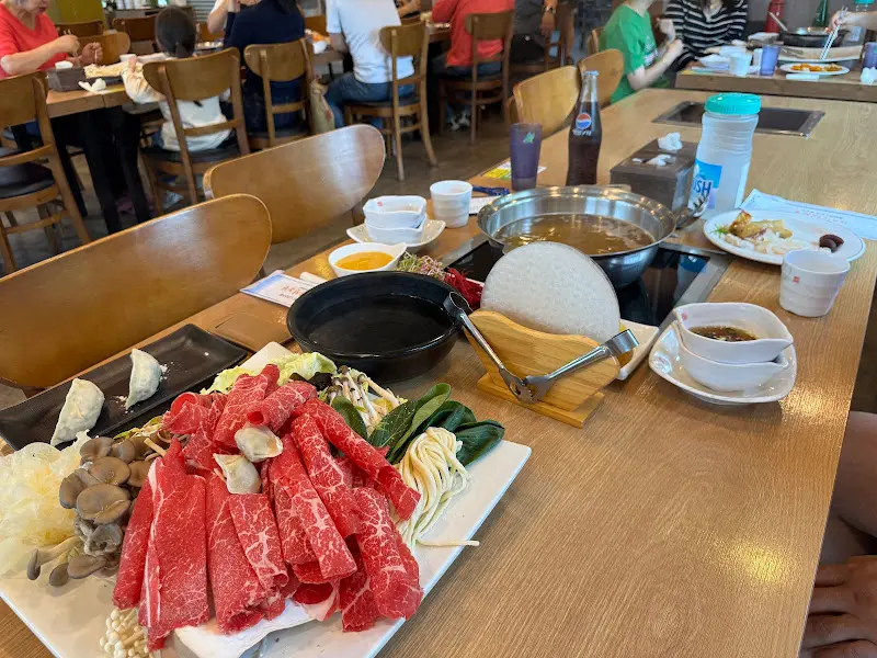 푸짐하게 차려진 소고기 버섯 샤브샤브