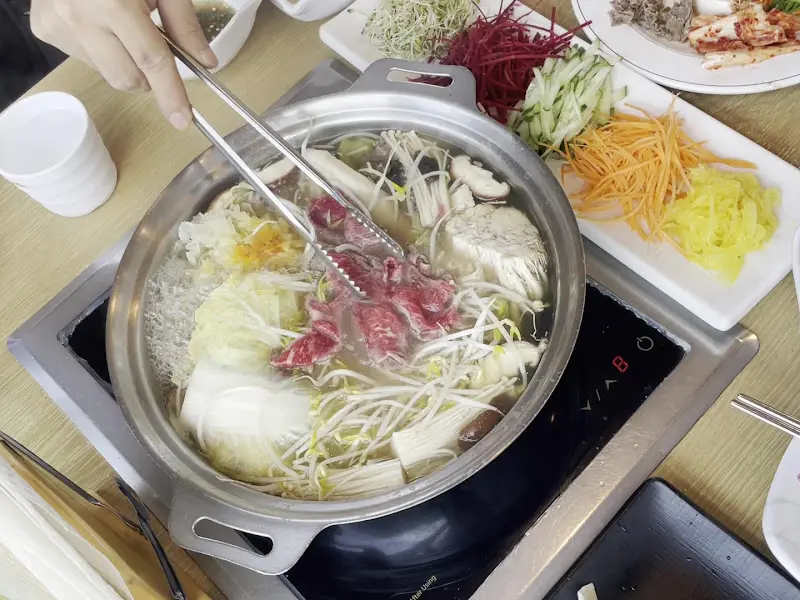 월남쌈을 만들어 먹는 모습