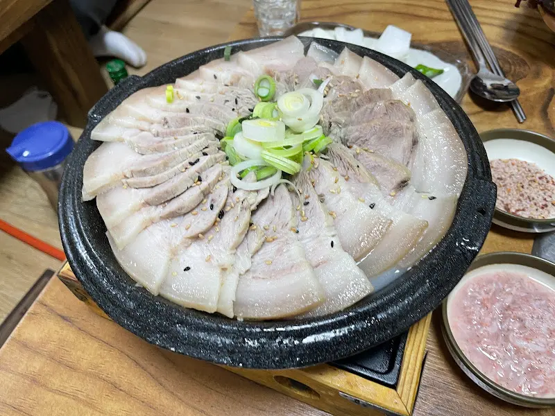 윤기가 흐르는 수육